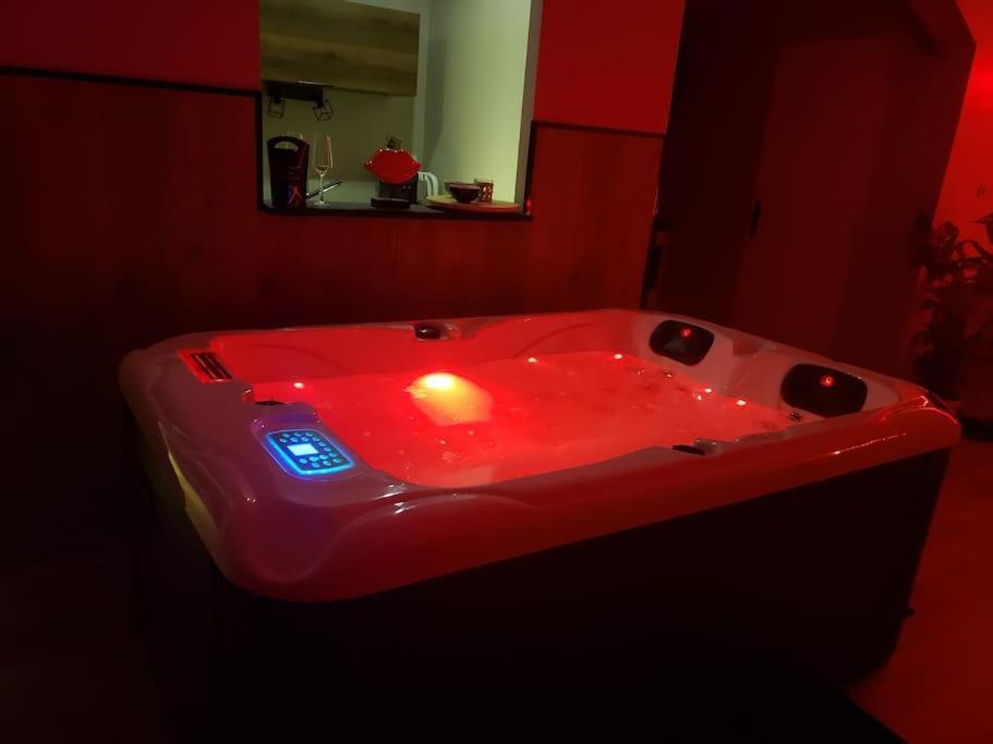 Bulles Etoilees Appartement Avec Jacuzzi Prive Montrevel-en-Bresse Esterno foto