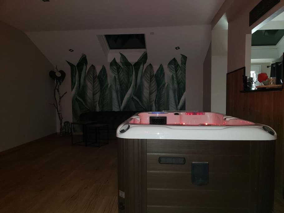 Bulles Etoilees Appartement Avec Jacuzzi Prive Montrevel-en-Bresse Esterno foto