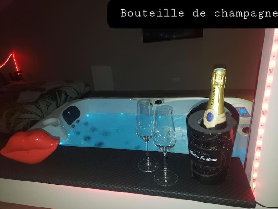 Bulles Etoilees Appartement Avec Jacuzzi Prive Montrevel-en-Bresse Esterno foto