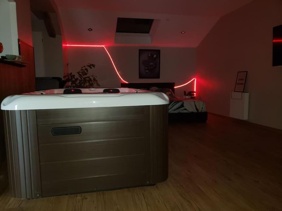 Bulles Etoilees Appartement Avec Jacuzzi Prive Montrevel-en-Bresse Esterno foto